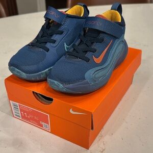Nike Little Boys IsoFly Basketball sneakers, size 11C, Mystic Navy. Hardly worn